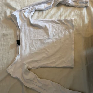 Vit topp från Gina tricot  - En vit topp som är kroppad och ofsholder i stl S. Köparen står för frakt och betalning sker via Swish 