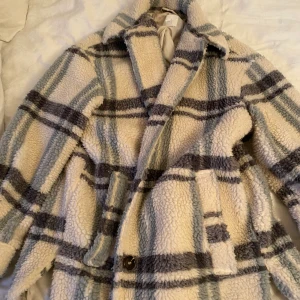 Teddyjacka - Säljer denna jacka pågrund av att den inte kommer till användning, strl xs men modellen är over size så skulle säga att den är mer som S/M i storlek 