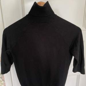 En fin kortärmad stickad tröja från zara med krage💓Andvänd fåtal gånger och är i nyskick kontakta mig för mer information och bilder💗nypris 250