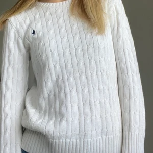 Vit kabelstickad tröja från Ralph Lauren, strl 10-12 år/M - Ralph lauren tröja i storlek 10-12 år men passar definitivt någon med storlek xs. Använd men i bra skick. Köparen står för frakt(49kr)