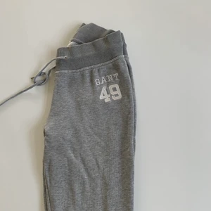 Gant mjukisbyxor - Väldigt fina mjukisar från Gant. Smickrande modell som går tightare över rumpa och lår, lösare från knäna och neråt. Xs