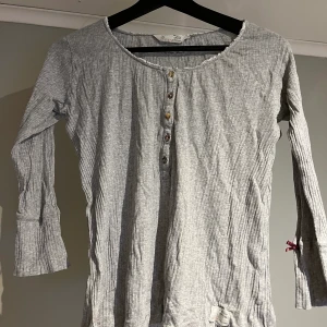 Odd Molly tröja stl S, etikett och påse kvar! - 217 Grampa Shirt storlek S (men lite större i storleken) från Odd Molly. Haft tröjan i min garderob några år men bara använt den två gånger. Nypris 699 kr, säljer för 150 kr.