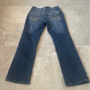 Urgulliga lågmidjade jeans med läckra detaljer på fickorna✨Fungerar perfekt nu till skolstarten💘Skriv vid intresse💕