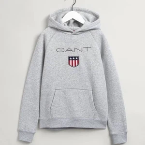Gant hoodie - Hej säljer denna gant hoodie som är i mycket bra skick! Knappt använd då det ej är min stil. Köptes för något år sedan för 799. Jag säljer för 150+frakt.