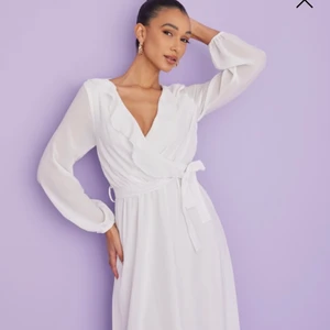 Nelly lång klänning - Lång klänning vit från Nelly 