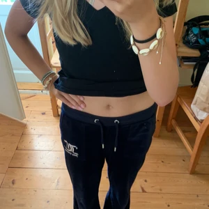 Juicy couture byxor!! 💓 - Säljer nu mina juicy byxor då jag tänkte köpa en ny färg, superbekväma & använda fåtal gånger 👍🏼 Passar för XS-M pga snöret i midjan! Tvättas såklart innan jag skickar de!  Kontakta för fler frågor eller bilder💓🧚‍♂️
