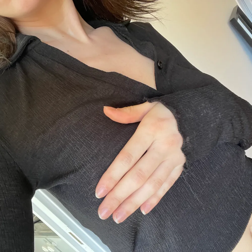 Långärmad tunn stickad(?) tröja från Zara som passar perfekt till sensommar/höst 💕 säljer då jag inte tycker den passar mig, jättefina detaljer på ärmarna . Toppar.