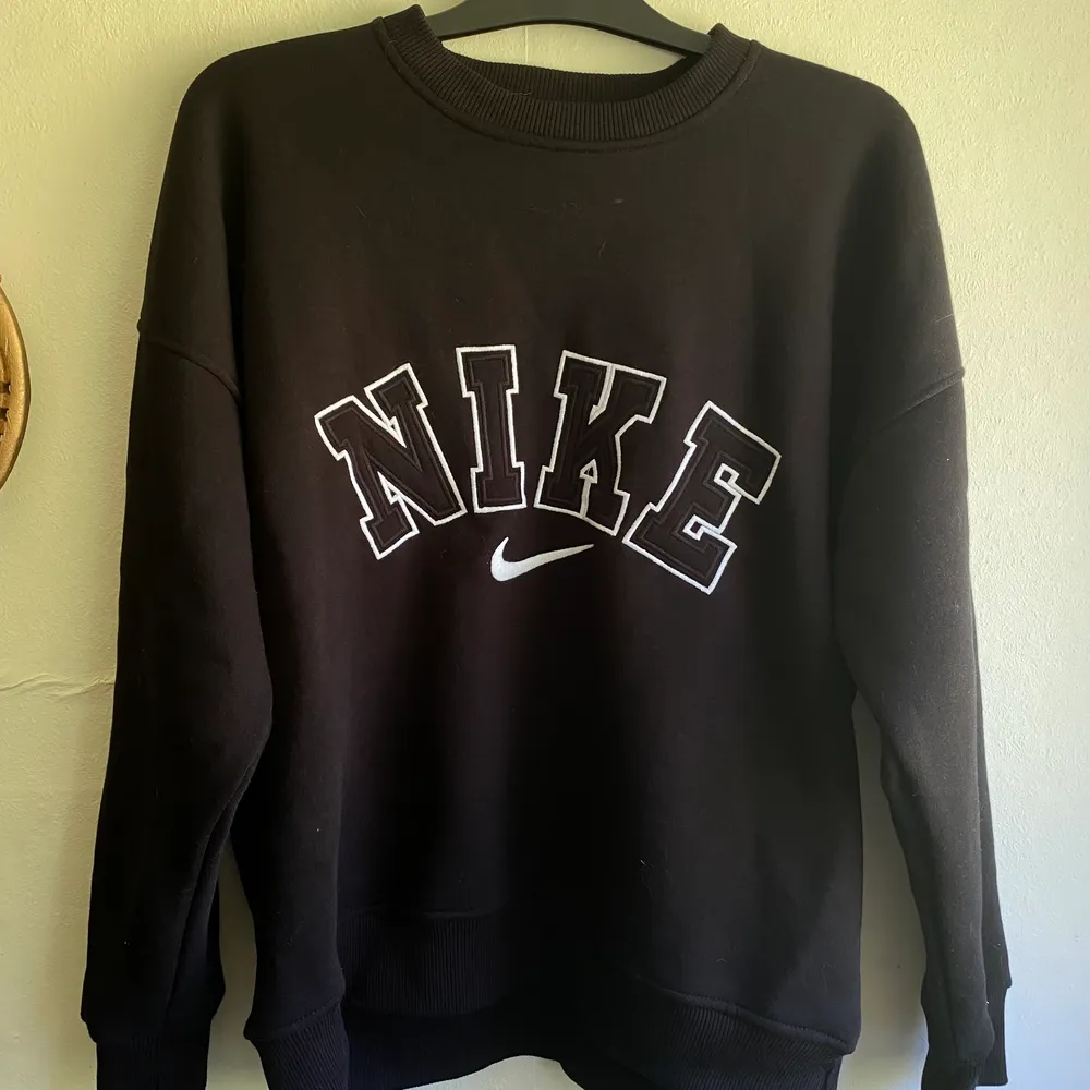 En sweatshirt med retro logga aldrig använd. 500kr eller bud + frakt 66kr spårbart. Hoodies.