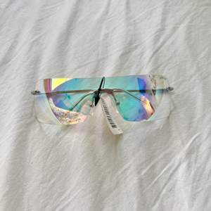 Y2k solglasögon i prism färg -ish från Prestige. Helt nya med lappen kvar. Skriv privat för mer bilder! 100kr + frakt 💓 Kontakta mig innan du klickar på ”köp nu” :)