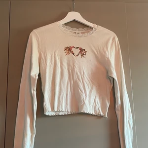 Tröja från Urban Outfitters 🥰 - Säljer denna jättefina tröja som är köpt på Urban Outfitters för ett par år sen! Den är använd, men i väldigt bra skick. Storlek M. Säljer för 100kr + frakt men priset går att diskutera vid snabb affär! 💕💕💕