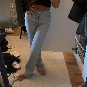 Säljer dessa superfina gråa jeans från Weekday då de aldrig kommer till någon användning🧡🧡 aktuellt bud: 230kr