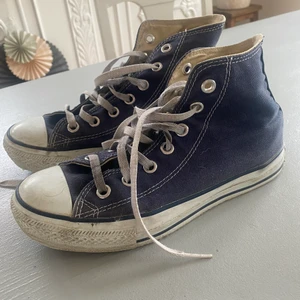 Mörkblåa converse - Mörkblåa converse i storlek 39. Ganska använda