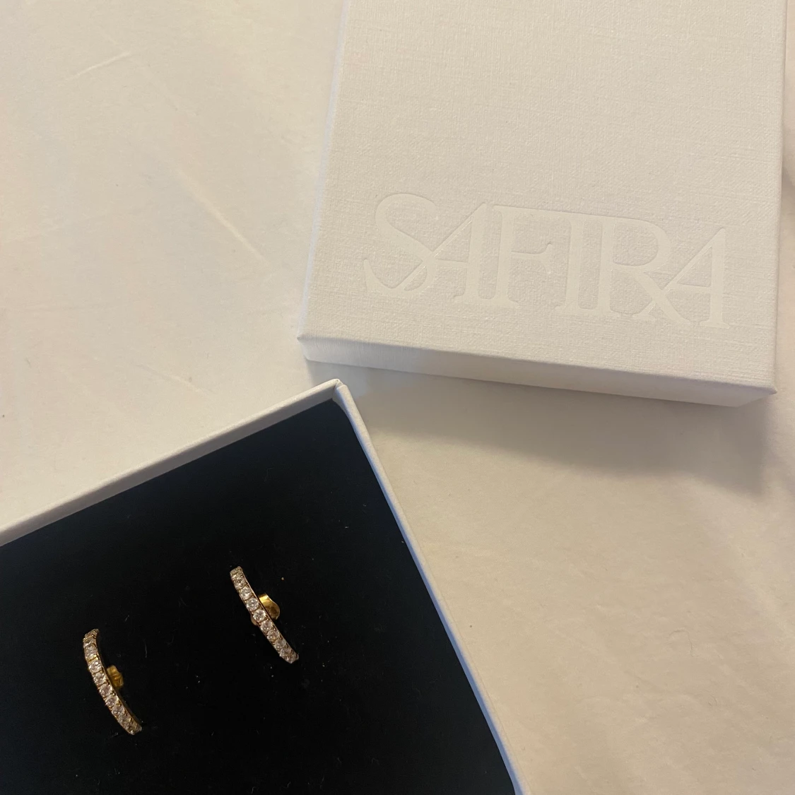 Guldörhängen från Safira