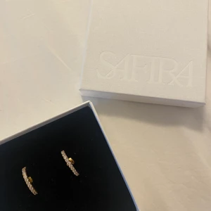 Guldörhängen från Safira - Säljer dessa jättefina 18k guldpläterade örhängen med fina Cubik Zirconia-stenar.  Helt nya och oanvända, ej testade. Från Safira. Kan mötas upp i Stockholm eller posta dem.