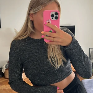 Glittrig croppad tröja - En långärmad glittrig tröja! Från NA-KD i storlek L men liten i storlek och passar mig perfekt som är en S/M. Superfint skick, bara använd en gång! 🖤