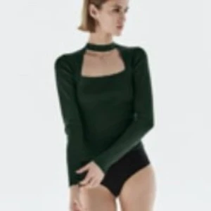 zara topp  - säljer denna jättefina topp ifrån zara då den ej passade mig, helt oanvänd och lapparna sitter kvar!! säljer samma i vit oxå😻😻