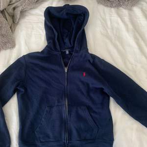 En zip-hoodie från Polo Ralph Lauren i storlek ”14-16” (i ålder), sitter som en XS!💙❤️
