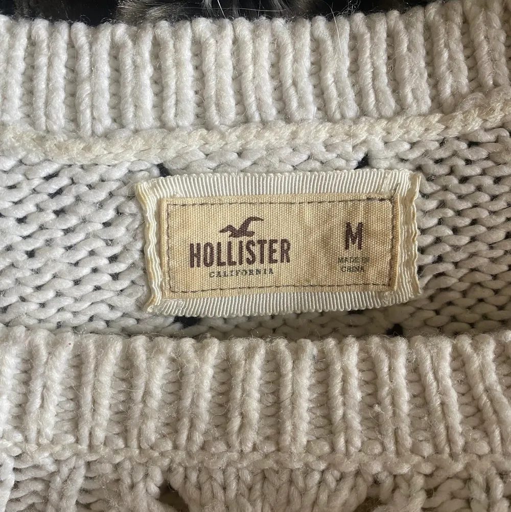 Mysig stickad tröja från Hollister!! Sparsamt använd och inga tecken på användning💓. Stickat.