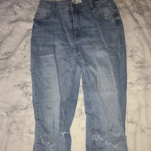 Skinny low waist  - Skinny low waist använd några gånger med hål på knäna 