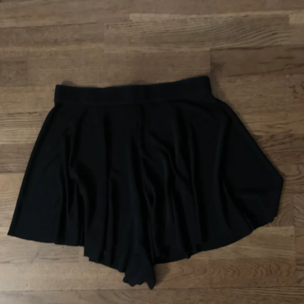 Fina shorts, med resårband i midjan, de är ”flowy” och går ut som en kjol, men det är shorts:) Är öppen för prisförslag, kan mötas upp i Stockholm och det är bara att skriva för fler bilder:) . Shorts.