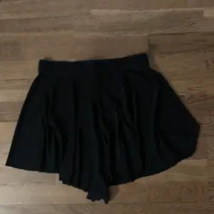 Fina shorts, med resårband i midjan, de är ”flowy” och går ut som en kjol, men det är shorts:) Är öppen för prisförslag, kan mötas upp i Stockholm och det är bara att skriva för fler bilder:) 