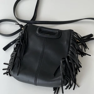 Maje väska - Maje väska, svart jättefin! Säljer för att spara pengar🙌🏼älskar dock denna så är lite osäker 