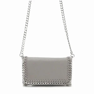 Tiamo väska liten. - Hej säljer min tiamo väska i jätte fint skick. Säljer den pga av att jag råkade köpa 2 så säljer ena. Nypris 499 Men säljer för 250kr. Lite färg på ”klorna” som håller fast kedjan är lite nött men absolut inget man tänker på💓. Kom privat för egna bilder!☺️