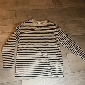 randig tröja - randig tröja:) hör av er jag har s-m o den passar mig men storleken är xxs