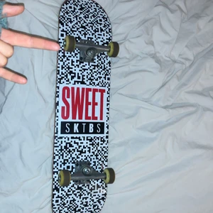 Skate board - Undrar hur mycket jag kan få för den ❤️Jag köpte den för 899kr❤️Skriv prov för frågor och fler bilder🫶🏻