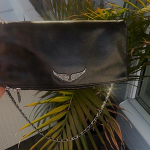 Zadig voltaire väska  - Säljer nu min älskade zadig väska i super fint skick. Äkthetsbevis skickas med samt både det långa och korta bandet💕 pris kan diskuteras vid snabb affär! 