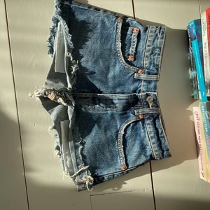 Svin snygga zara jeans shorts  - Ett par svin snygg zara jeans shorts, älskar dom men är för små, dom är andvända 1 gång.  Storlek 32 