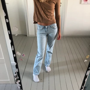 Tiger of Sweden tröja - Säljer båda plaggen men jeansen finns i en annan annons ”weekday jeans”. Denna tröja är perfekt till hösten och mycket snygg. Man ser knappt att den är använd och tröjan har även en krage men mad ser inte det på bilders.❤️💗