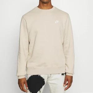 Nike sweatshirt - Sweatshirt ifrån nike. Tröjan är i unisex storlek och passar därför både tjejer och killar. Jag brukar ha storlek small och upplever denna som lite stor. 