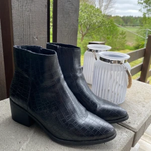 Boots - Så snygga boots/låga stövlar, perfekta nu till hösten! Använt dom max 5 gånger. 