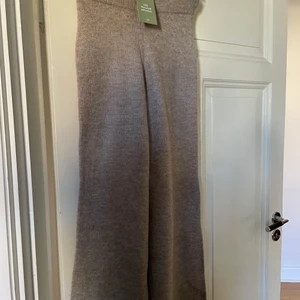 Stickade byxor - Säljer dessa stickade byxor med prislappen kvar. Mysigt material, säljer pga dem inte passar mig i modellen.Skicka för fler bilder.  Köparen står för frakt!