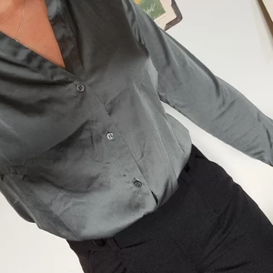 Skjorta blå, storlek eur 38 - Ganska formpassande skjorta från hm, fint material med uttänkta detaljer,