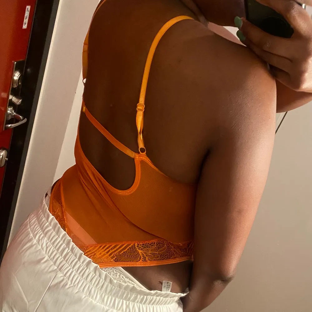 Orange bodysuit lingeri från ASOS i bra skick. . Toppar.