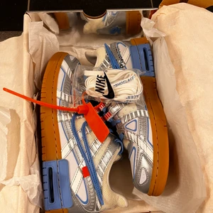 "Nike Off-white Rubber Dunk UNC" storlek 42 - Detta är ett par exklusiva Off-white skor i storlek 42 och säljes eftersom dem har aldrig kommit i använding. Pris:4499 Hör av dig om du är intresserad eller vill ha fler bilder. Dessa skor har aldrig används och är i otroligt bra skick! 