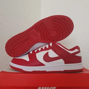 Nike Dunk Low "USC"  - Säljer Nike Dunk Low "USC"   Storlek: US 9 | EU 42,5 | 👟  Skick: 10/10 DS  Pris: 1599kr