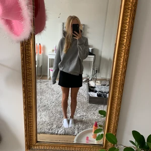 Zara kjol/shorts S - Zara kjol med inbyggda shorts som är i mycket bra skick💓💓 detaljer där fram på kjolen som ser ut som två fickor💓