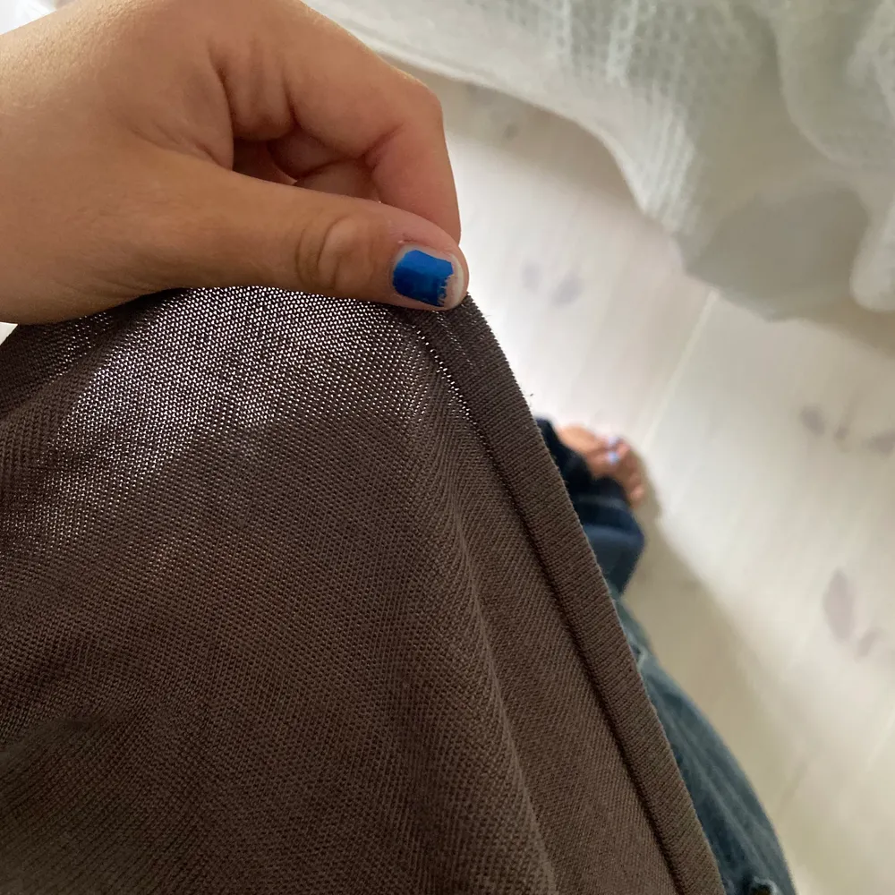SĂ€ljer en brun finstickad tshirt!đ frĂ„n ett fint kvalitets mĂ€rke!. T-paidat.