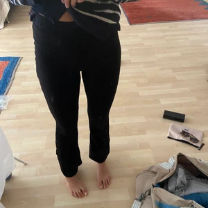Byx/ tights - Säljer dess byx/ tights från Gina tricot, som när sparsamt använda. Jätte sköna men säljer för att dem inte kommer t användning. Skriv för fler bilder💗