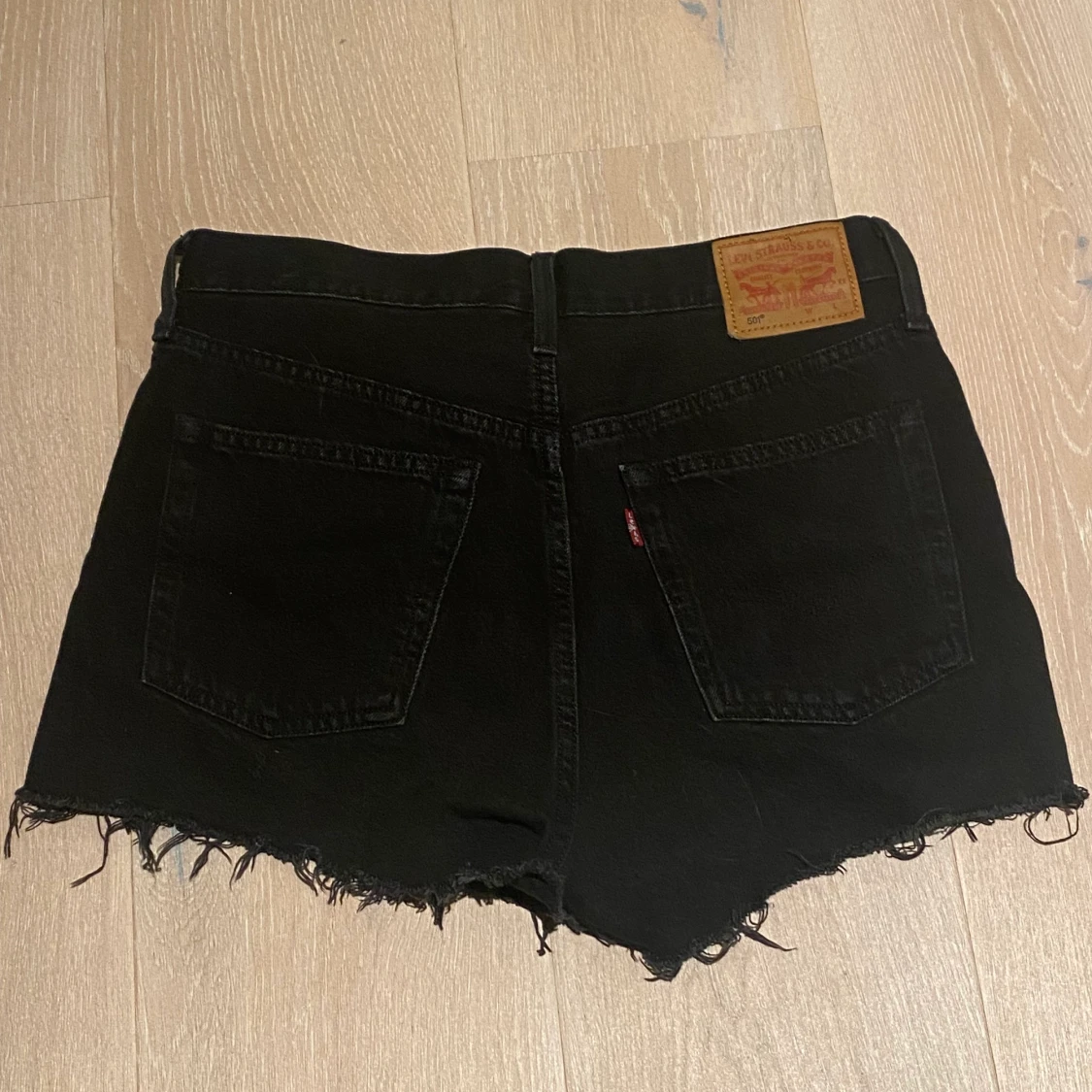 Ett par svarta Levi’s shorts  - 90