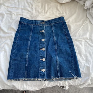 Jeanskjol från Gina, storlek 34 - Säljer denna fina jeanskjol som jag köpt på Gina💕Den är i storlek 34 och i väldigt bra skick💕 Säljer denna för att jag växt ur den💕 Köparen står för frakten💕