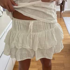 ‼️LÅNAD BILD‼️ Jätte söt volang kjol i linne som är från Pull and bear, köpt förra sommaren. Storlek S men skulle säga att den passar en xs också. Köp direkt för 300kr💓💓
