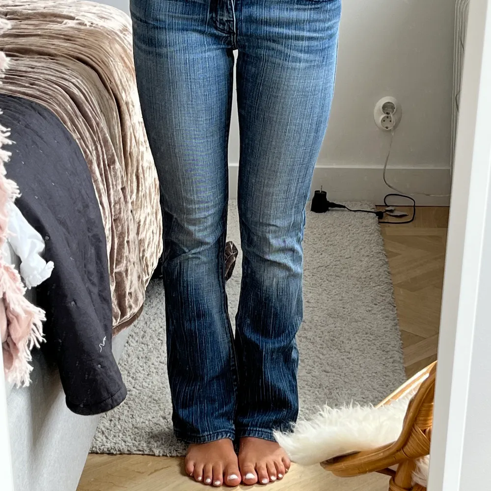 As snygga lowwaist jeans från rock & republic😍midja ca 78 cm och innerbensmått ca 80 cm, använd ej köp direkt funktionen då det blir komplicerat;) jag som referens är 165❤️högsta bud 400 + frakt🥰 eller köp direkt 600❤️. Jeans & Byxor.