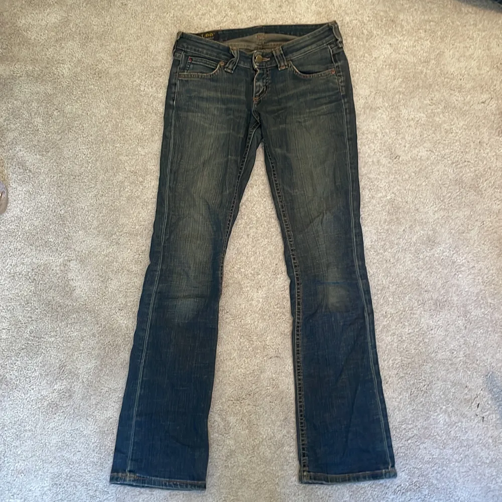 Superfina lågmidjade lee jeans som tyvärr inte kommer till användning. De är straight i modellen. Midjemått: 78 cm innerbensmåttet: 78cm 💞 . Jeans & Byxor.
