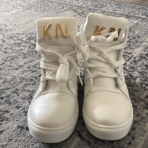 sneakers - vita sneakers, använd ett fåtal gånger, smal i storleken, köparen betalar frakt