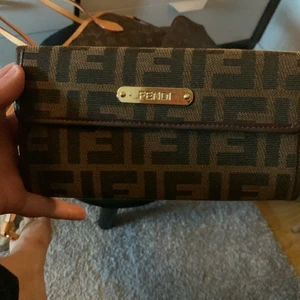 Fendi fin k - En Fendi i äkta läder hela och tyg . Den skinnet som skulle var äta på den man drar för mynt är borta men lätt fixa ny. Därför 120 kr 