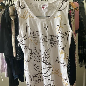 BILLABONG LINNE - ett jättecoolt och sällsynt billabong linne!! köpt i vintage affär. coola detaljer med rhinestones på framsidan! storlek L men sitter som en M/S på någon som bär XS/S!😋